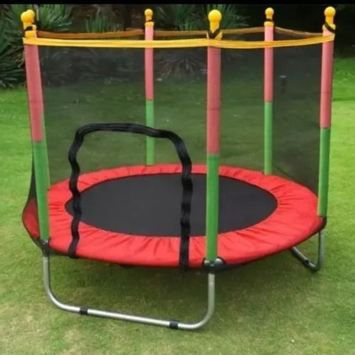 "Sicheres Kindertrampolin mit robustem Rahmen, Schutzrand und Netz; ideal für draußen, geeignet bis 100 kg, einfach montierba
