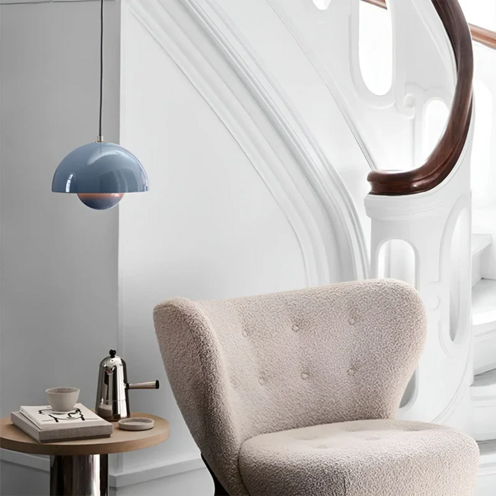 "Skandinavische dimmbare LED-Hängeleuchte in blütenförmigem Design mit warmem Licht und verstellbarem Kabel."