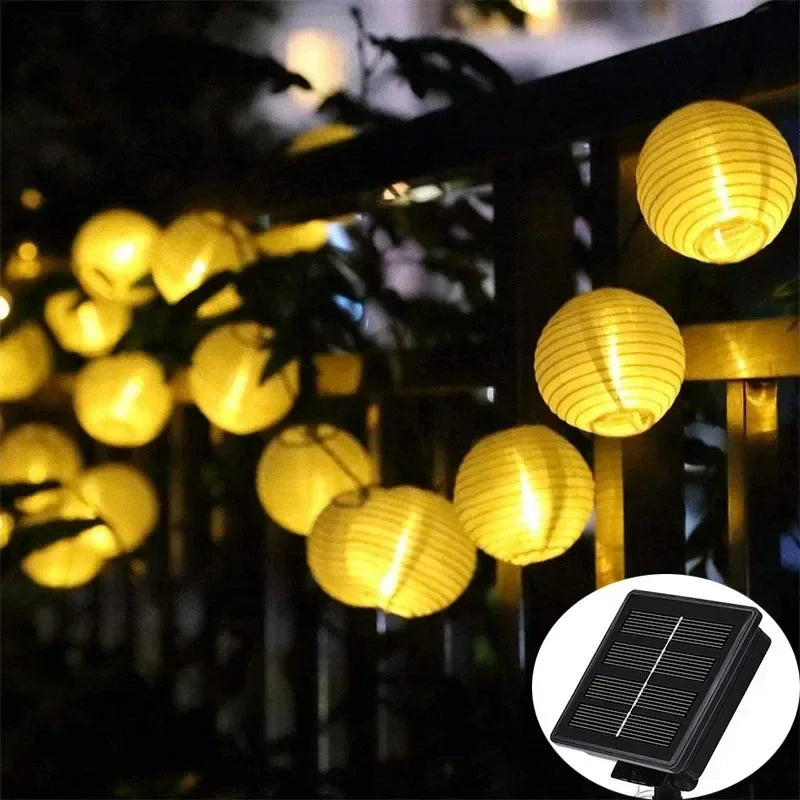 "Solarbetriebene wetterfeste LED-Außenlichterkette im Garten leuchtend, umweltfreundlich und ideal für Terrasse"