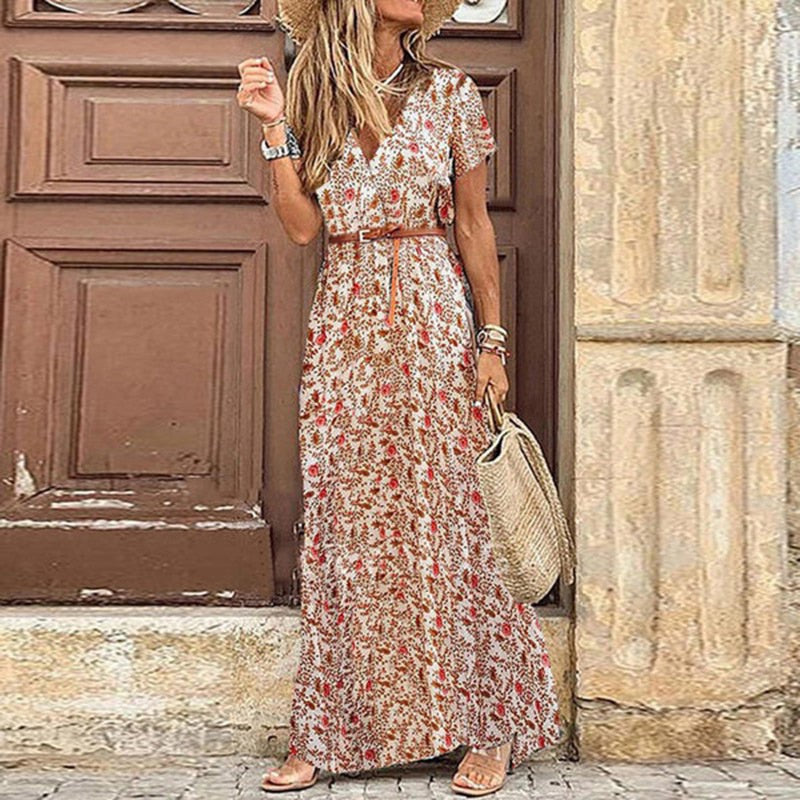 "Sommerliches Boho Maxikleid für Damen mit fließender Silhouette und Paisley Muster, ideal für warme Tage."