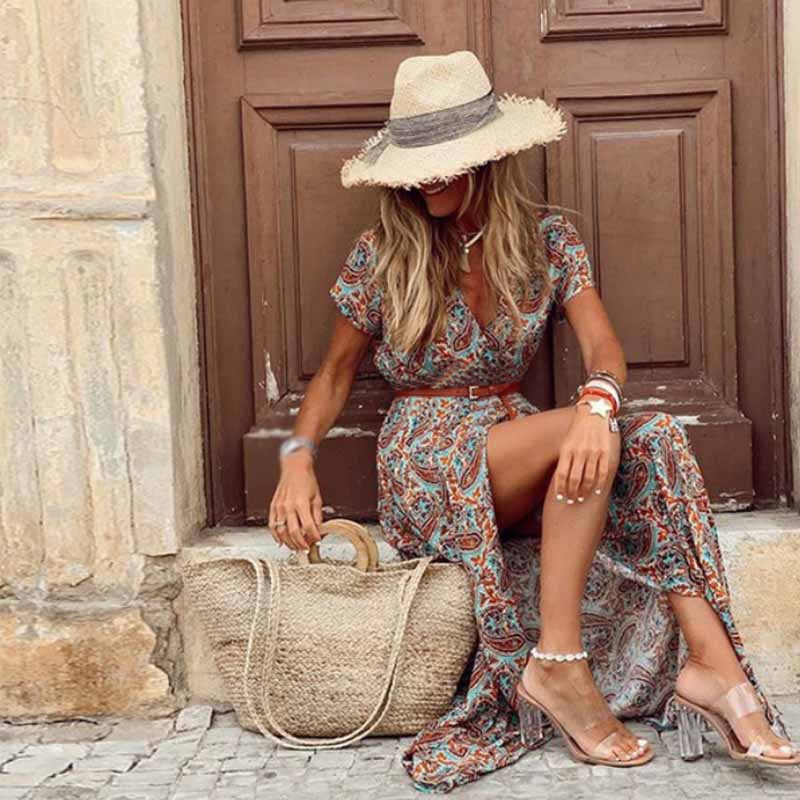 "Sommerliches Boho Maxikleid für Damen mit fließender Silhouette und Paisley Muster, ideal für warme Tage."