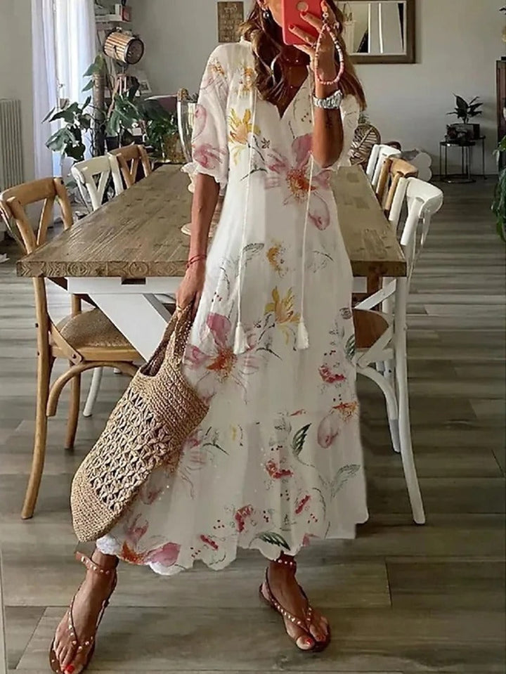 Sommerliches Maxikleid im Bohemian-Stil, leicht und fließend, ideal für Strandtage und Stadtbummel, beige Farbe.