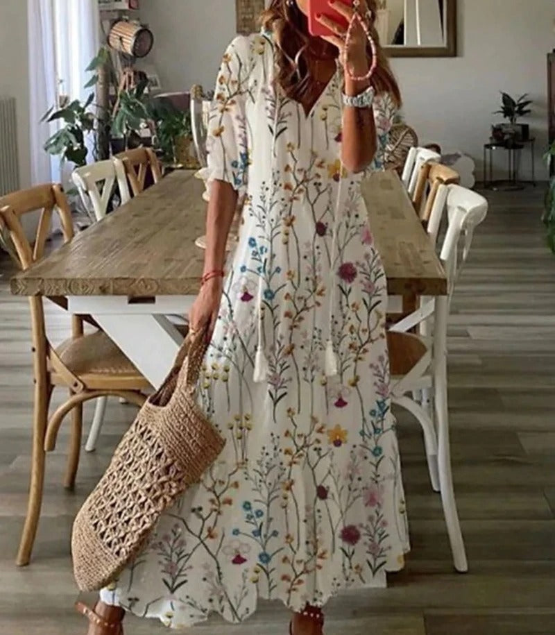 Sommerliches Maxikleid im Bohemian-Stil, leicht und fließend, ideal für Strandtage und Stadtbummel, beige Farbe.
