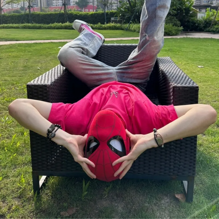 "Spider-Man Maske mit elektrischen, blinzelnden Augen, komfortabel für Kinder, ideales Cosplay-Accessoire"