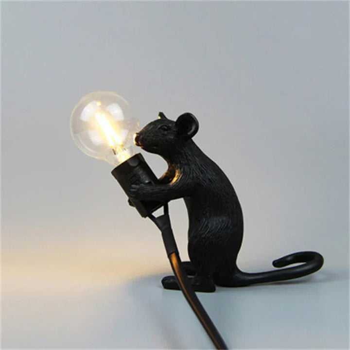 "Spielerische Tier-LED Tischlampe aus Harz, mit warmem Licht und charmantem Eichhörnchen-Design, ideale Deko-Beleuchtung."