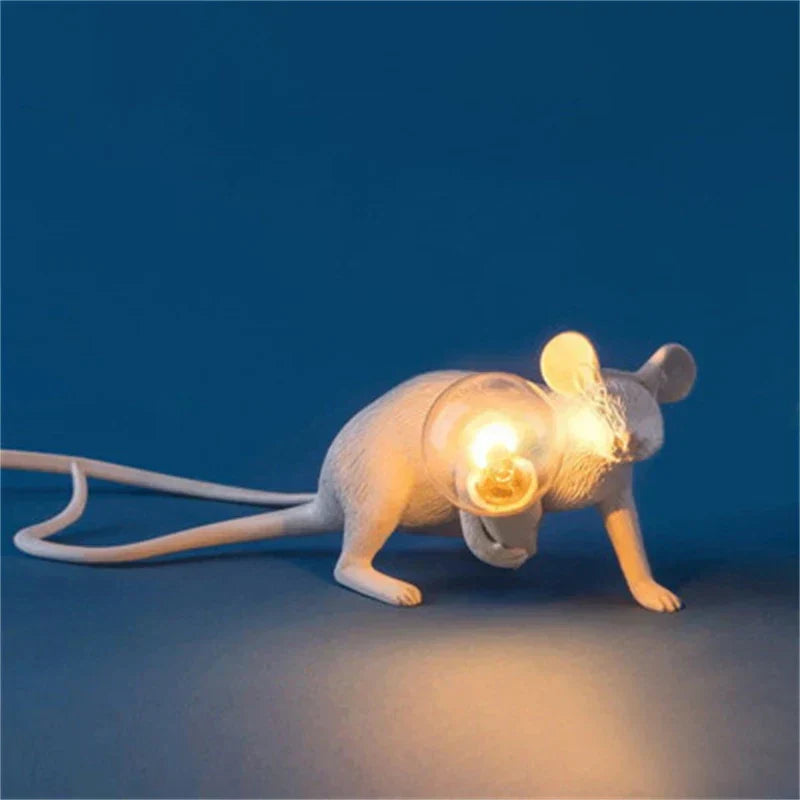 "Spielerische Tier-LED Tischlampe aus Harz, mit warmem Licht und charmantem Eichhörnchen-Design, ideale Deko-Beleuchtung."
