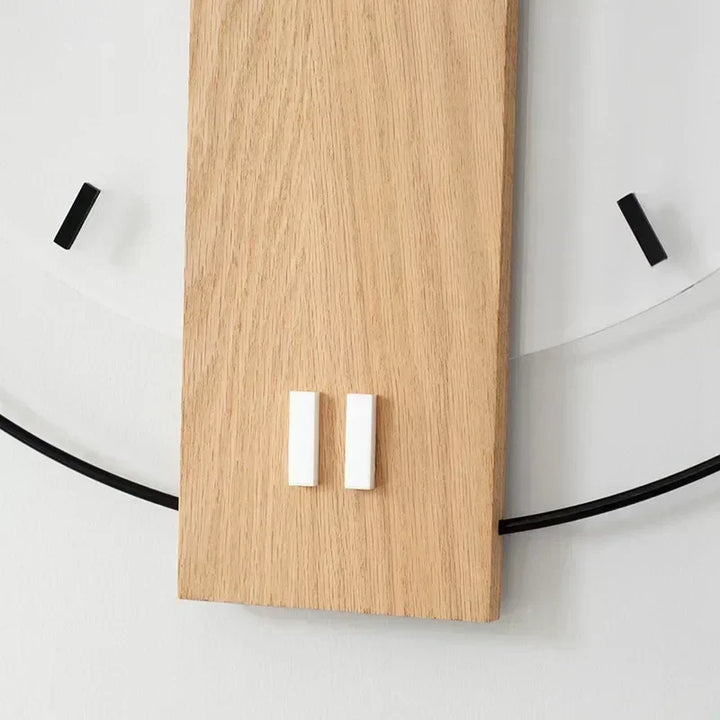 "Stille Wanduhr aus Holz mit weißem Zifferblatt, minimalistisches Design, aus Eichenholz, ideal für stilvolle Räume."