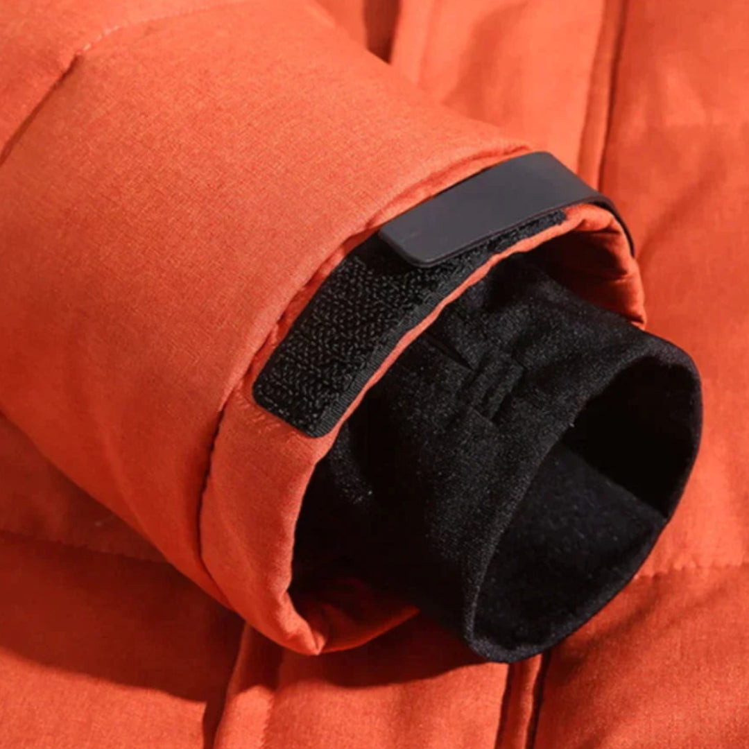 Stilvolle Herren Daunenjacke, farbenfroh in Blau, Grau, Grün, mit eleganter Silhouette und funktionaler Isolierung.