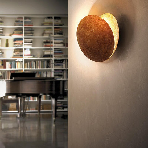 "Stilvolle Mondlicht-Wandlampe, minimalistisches Design, sanftes LED-Licht, schafft gemütliche Atmosphäre, energiesparend."