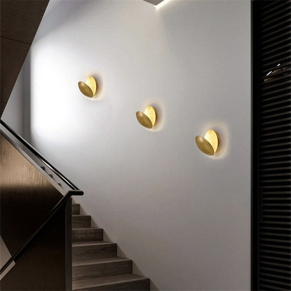 "Stilvolle Mondlicht-Wandlampe, minimalistisches Design, sanftes LED-Licht, schafft gemütliche Atmosphäre, energiesparend."