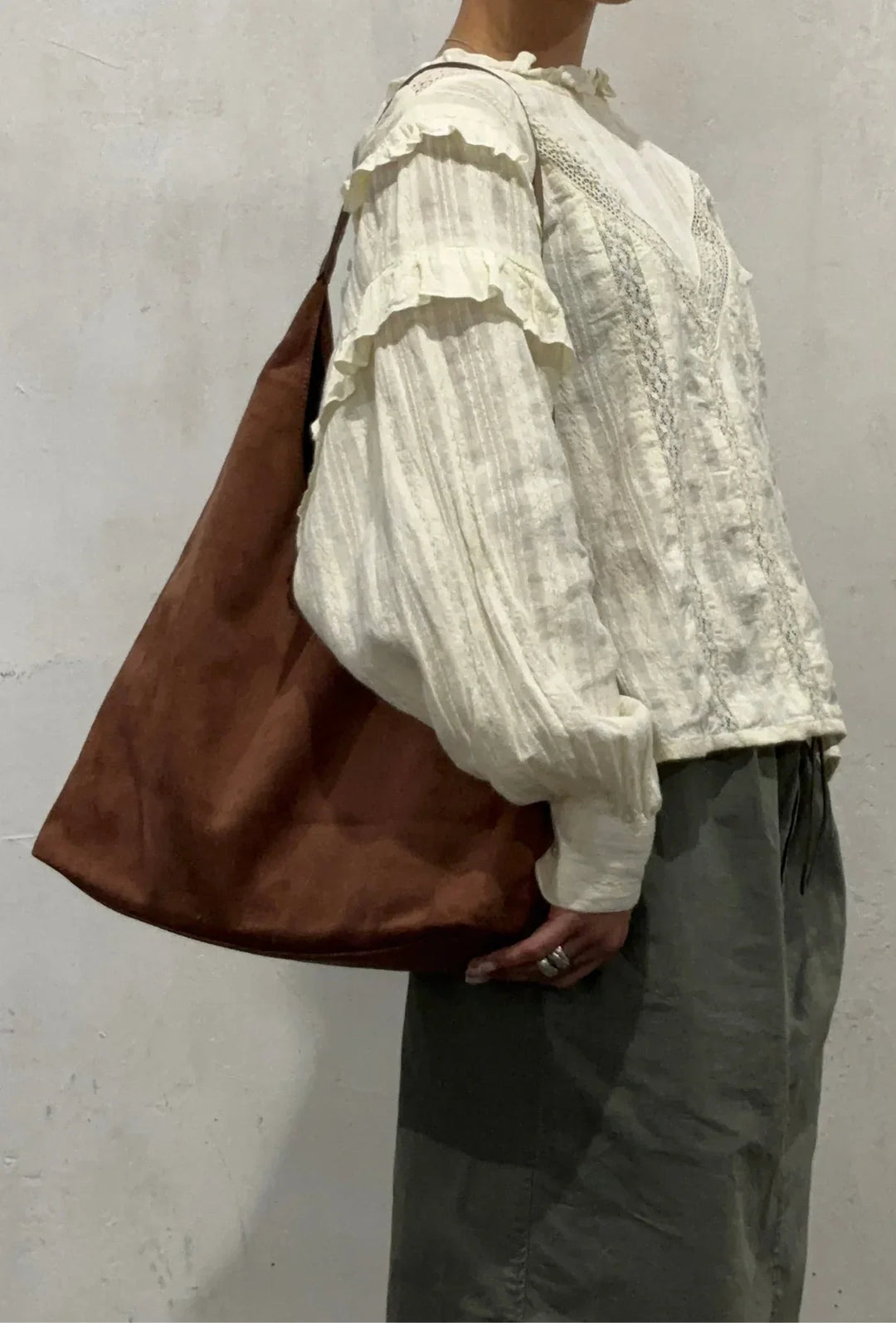 "Stilvolle Wildledertasche für Damen, braun, langlebig und robust mit viel Stauraum, ideal für täglichen Gebrauch."