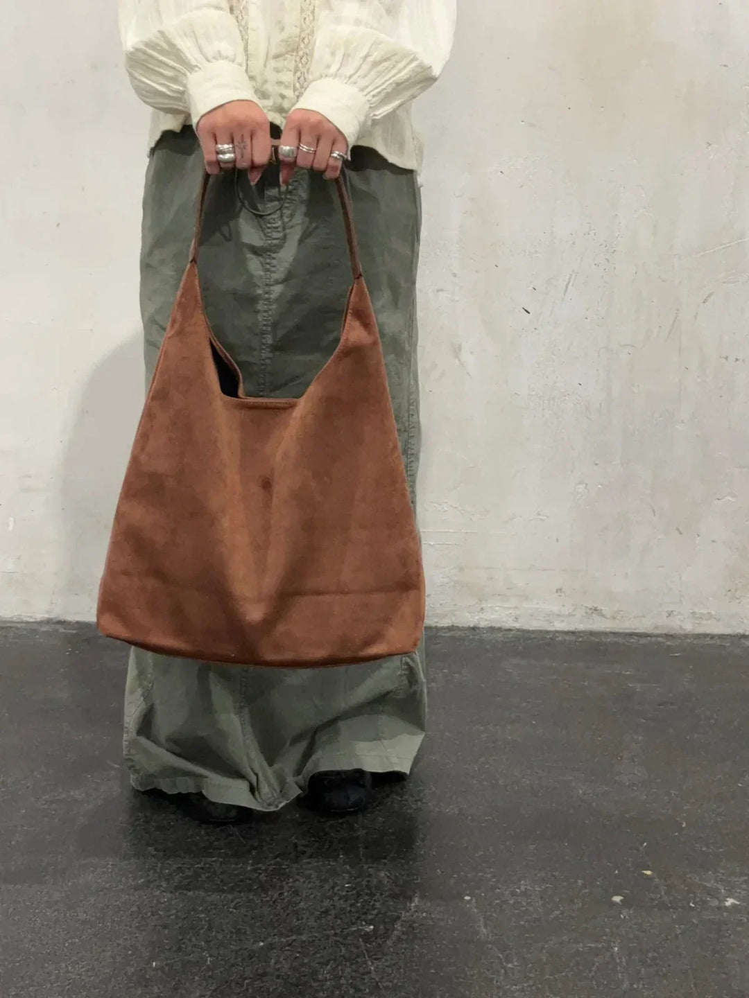 "Stilvolle Wildledertasche für Damen, braun, langlebig und robust mit viel Stauraum, ideal für täglichen Gebrauch."