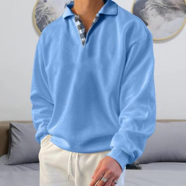 "Stilvoller, atmungsaktiver Herren Pullover in Blau mit V-Ausschnitt und langen Ärmeln, ideal für modernen Sommerlook."