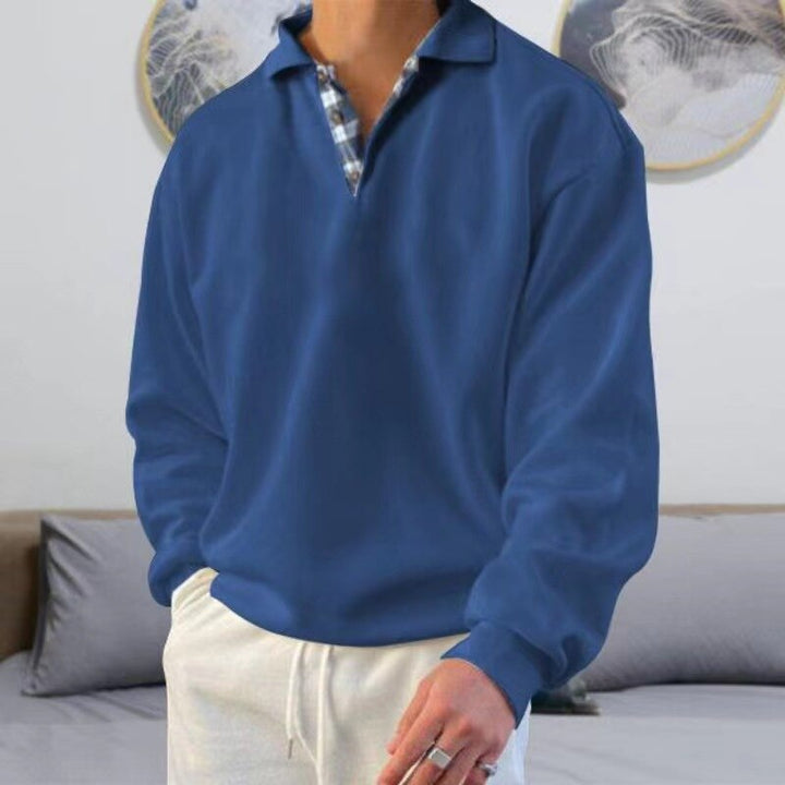 "Stilvoller, atmungsaktiver Herren Pullover in Blau mit V-Ausschnitt und langen Ärmeln, ideal für modernen Sommerlook."