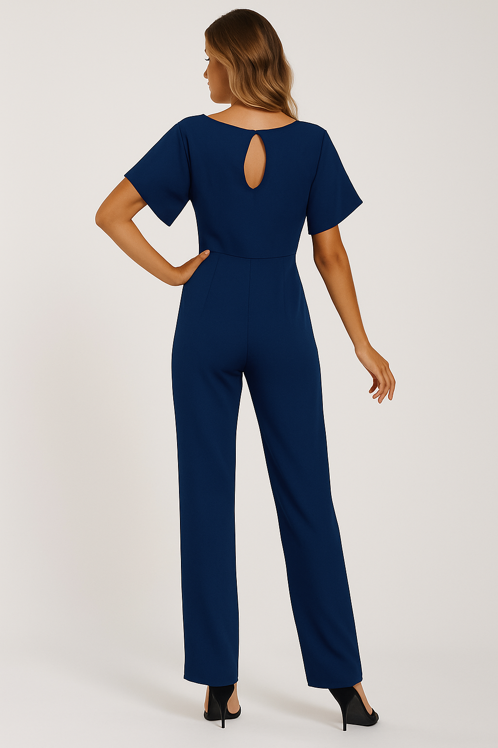 Stilvoller Damen-Jumpsuit mit Krawatten-Gürtel, fließendem Stoff, schmeichelhafter Passform, ideal für alle Anlässe.