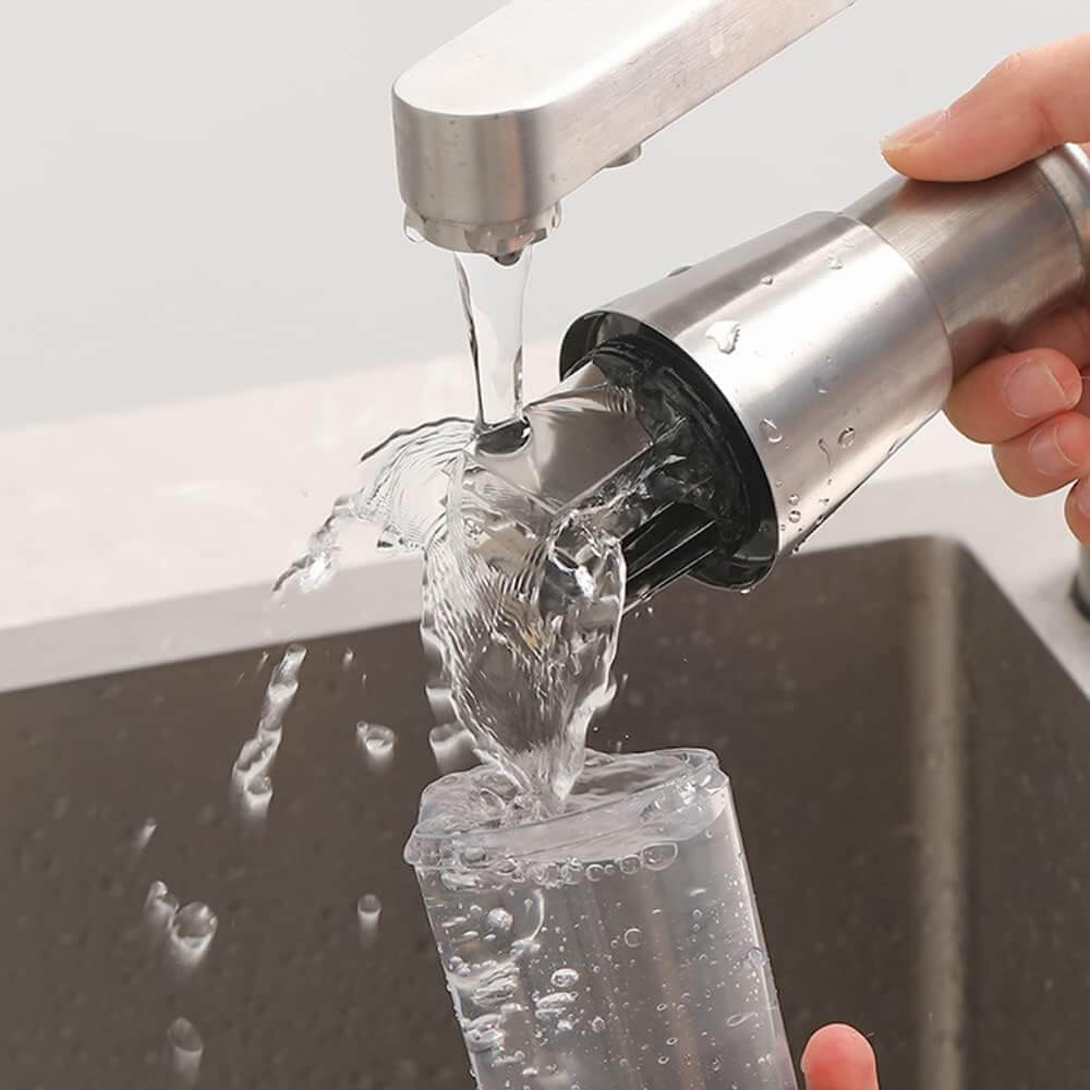 "Stilvoller, manueller Edelstahl-Gemüseschneider mit ergonomischem Griff, Zickzack-Messer und integrierter Schalenbasis."