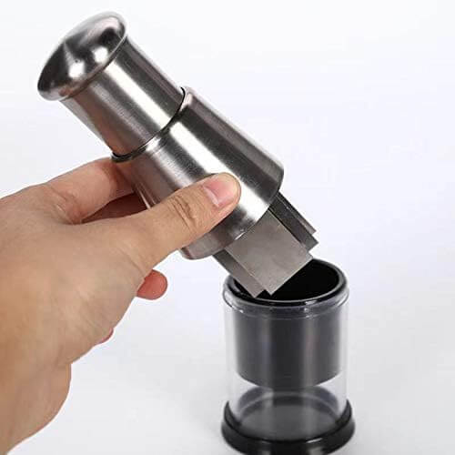 "Stilvoller, manueller Edelstahl-Gemüseschneider mit ergonomischem Griff, Zickzack-Messer und integrierter Schalenbasis."