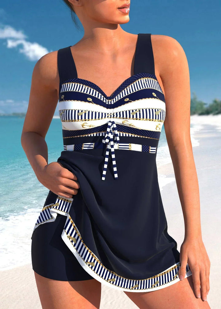 "Stilvoller Patchwork-Tankini in Blau-Schwarz mit modernen Mustern, ideal für Strand und Pool. Luftig und bequem."