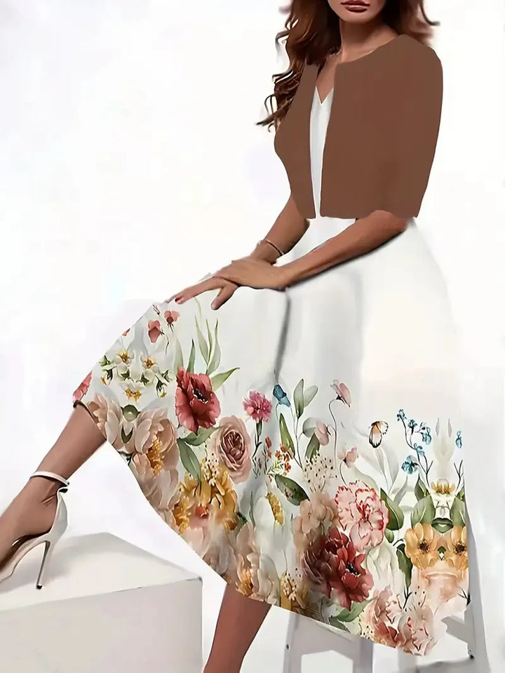 Stilvolles Damen Midi-Sommerkleid, hellblau, mit elegantem sandfarbenem Blazer für vielseitige Sommermode.