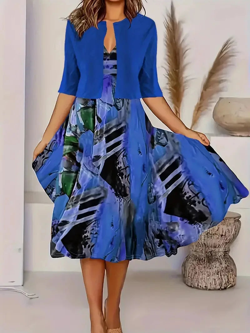 Stilvolles Damen Midi-Sommerkleid, hellblau, mit elegantem sandfarbenem Blazer für vielseitige Sommermode.