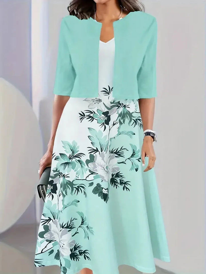 Stilvolles Damen Midi-Sommerkleid, hellblau, mit elegantem sandfarbenem Blazer für vielseitige Sommermode.