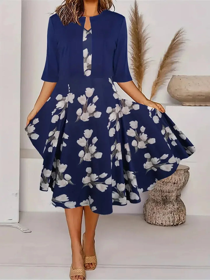Stilvolles Damen Midi-Sommerkleid, hellblau, mit elegantem sandfarbenem Blazer für vielseitige Sommermode.