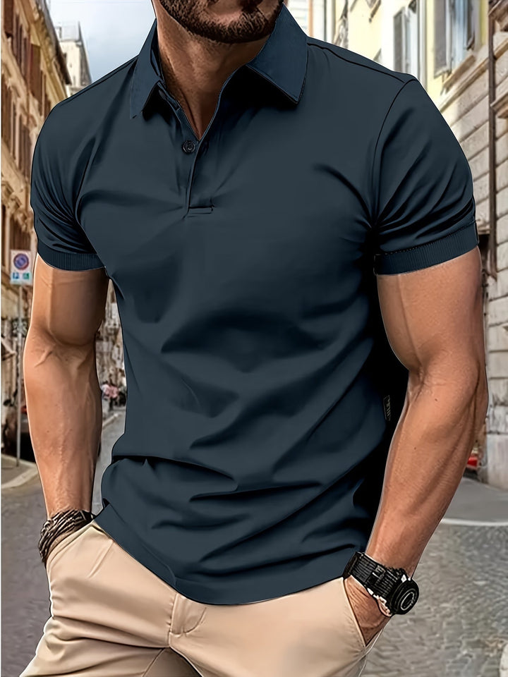 Stilvolles Herren-Kurzarm-Poloshirt mit schmalem Kragen und eleganter Passform, perfekt für Freizeit und Büro.