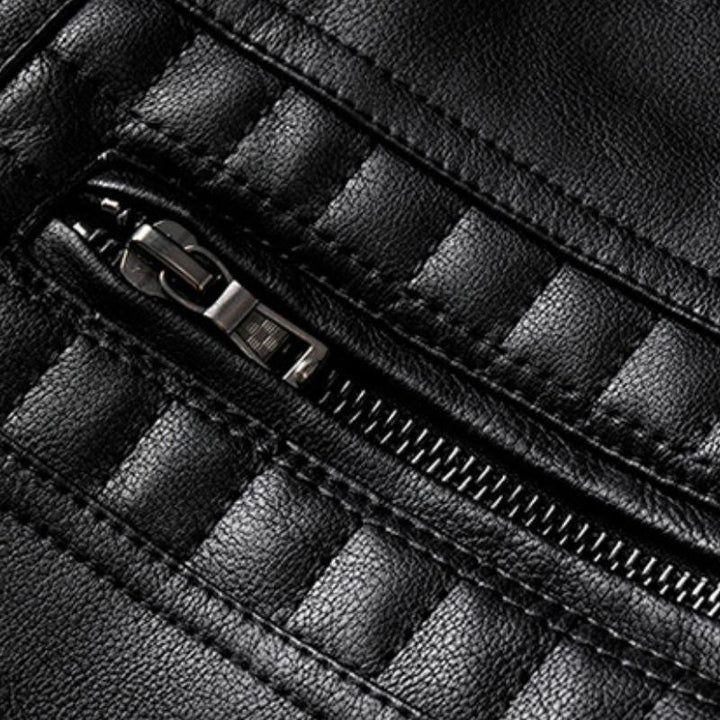 Stylische Herren Kapuzenjacke mit Reißverschlusstaschen und abnehmbarer Kapuze in modernem, schlanken Design.