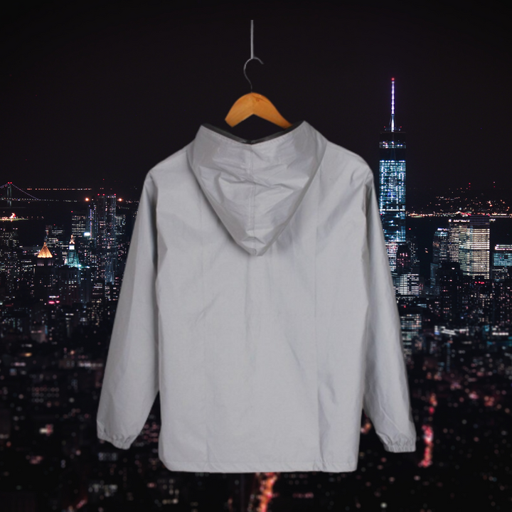 "Stylische reflektierende Manteljacke in Erdtönen, ideal für alle Jahreszeiten und erhöhte Sichtbarkeit im Dunkeln."