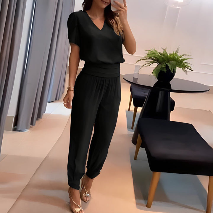 Modern women's matching set: a stylish two-piece top & bottom for a coordinated, comfortable, and chic casual fashion look.
