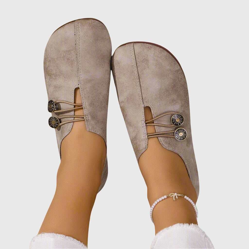 Stylish women's round toe slip-on flats, ideal for versatile everyday comfort.