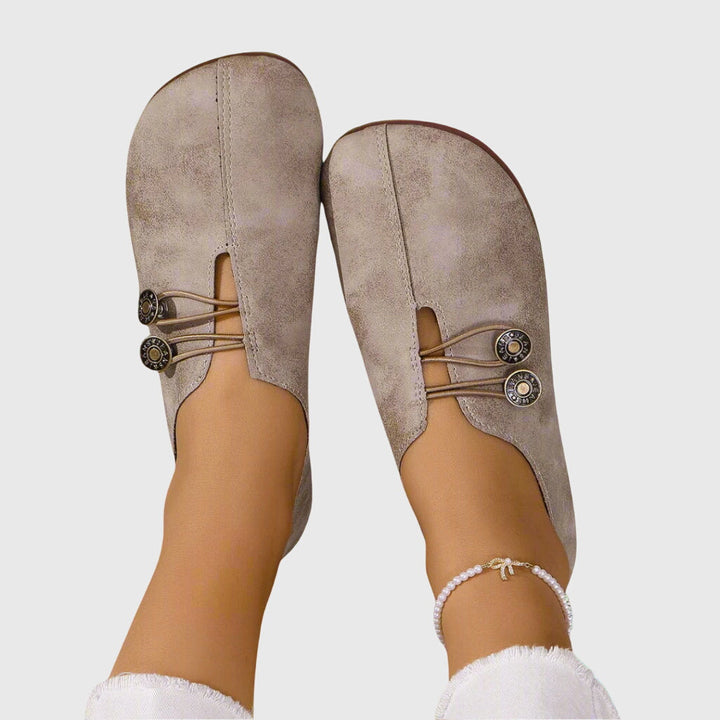 Stylish women's round toe slip-on flats, ideal for versatile everyday comfort.