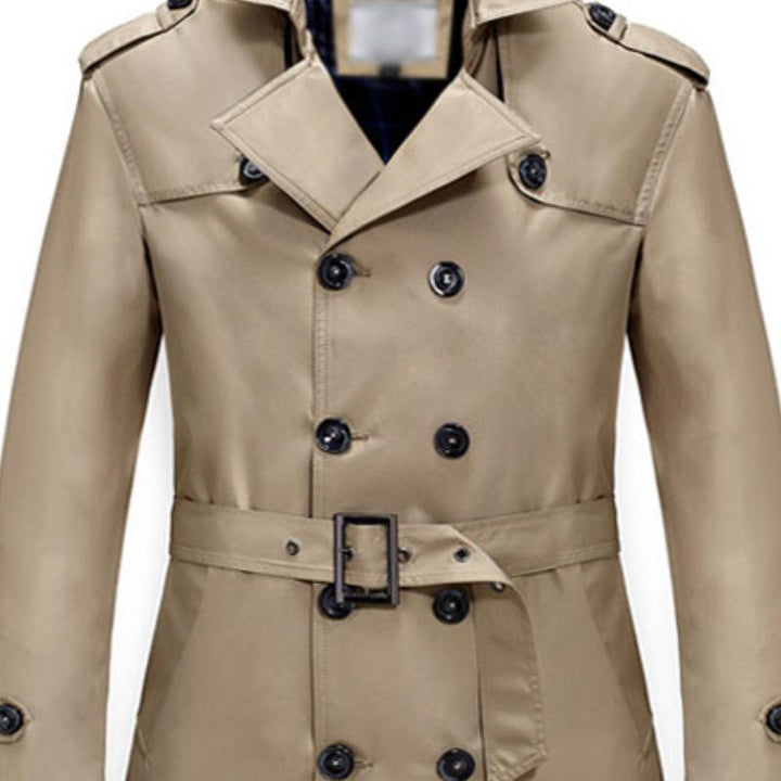 Taillenbetonter Herren-Trenchcoat, zweireihig, mittellang, in Beige, idealer stilvoller Mantel für kühle Tage.