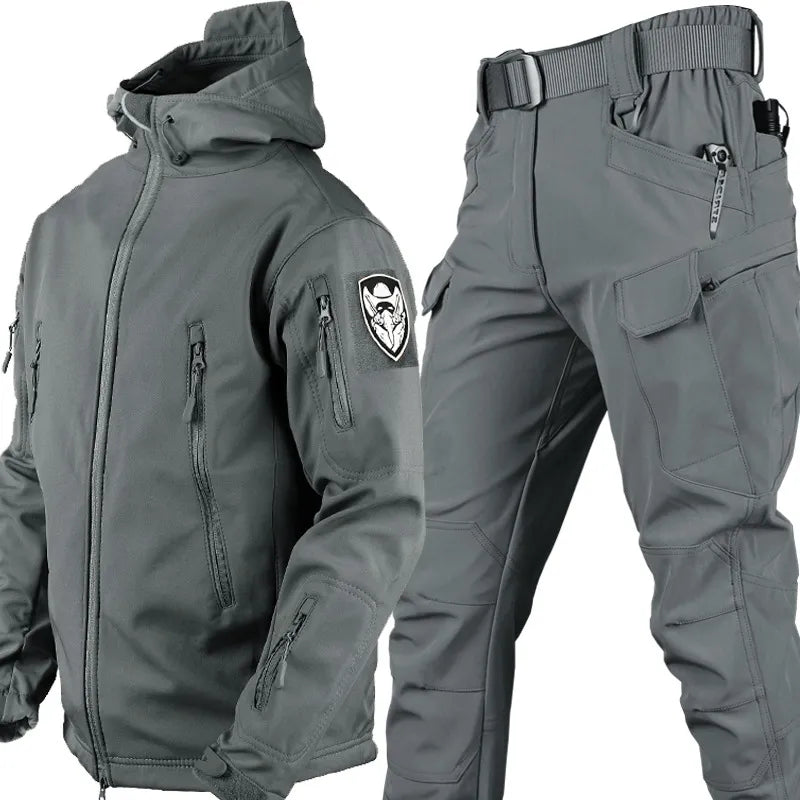 Taktische Outdoor-Jacke und Hose, wind- und wasserdicht, in Grau, ideal für Abenteuer, mit Kapuze und elastischem Bund.