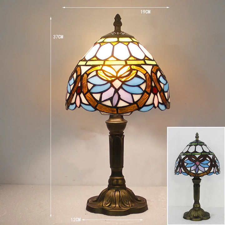 "Tiffany Schreibtischlampe mit farbenfrohem Glasdesign, elegantem Look und warmem Licht für stilvolle Räume"