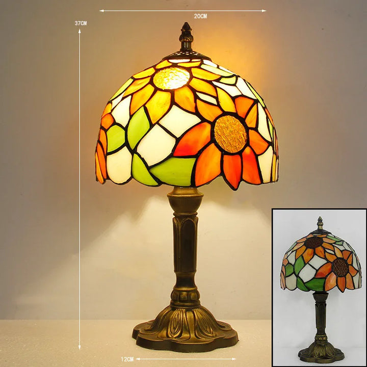 "Tiffany Schreibtischlampe mit farbenfrohem Glasdesign, elegantem Look und warmem Licht für stilvolle Räume"