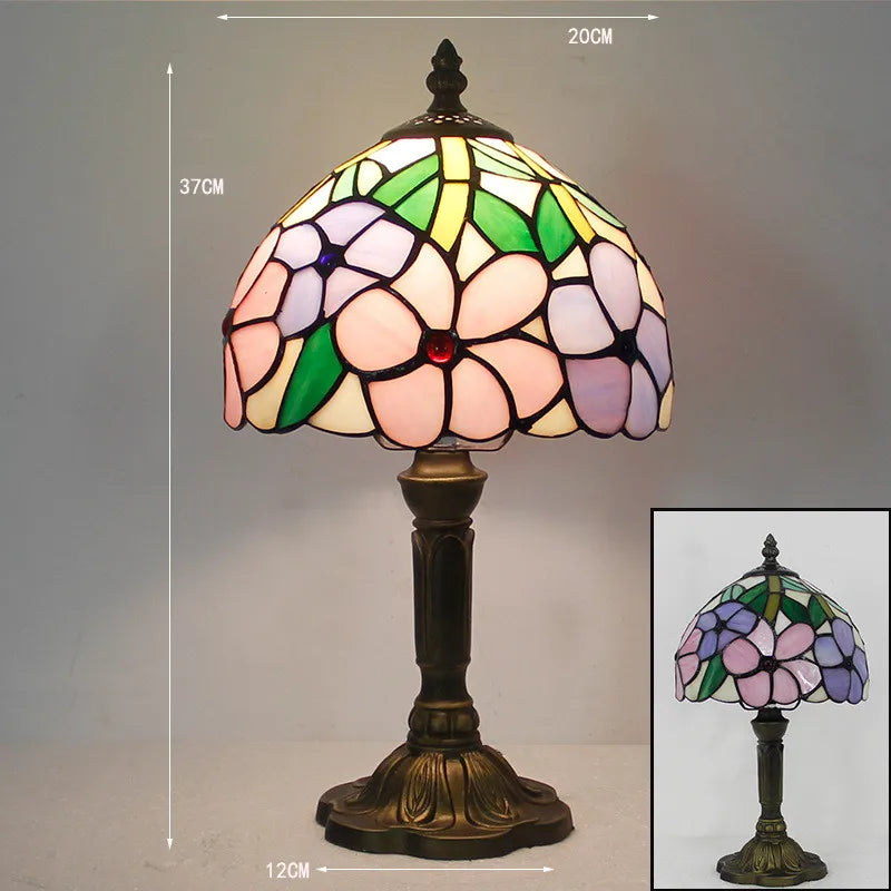 "Tiffany Schreibtischlampe mit farbenfrohem Glasdesign, elegantem Look und warmem Licht für stilvolle Räume"