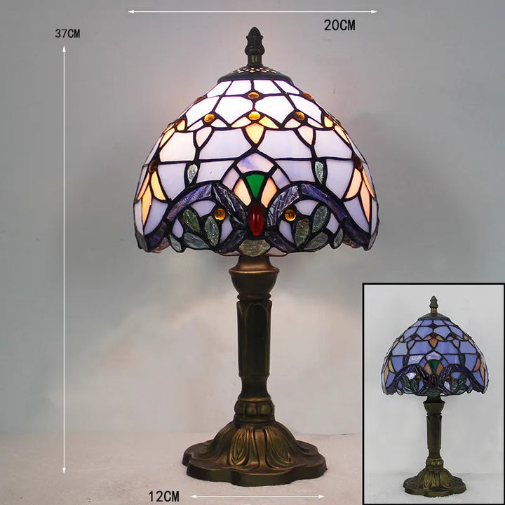 "Tiffany Schreibtischlampe mit farbenfrohem Glasdesign, elegantem Look und warmem Licht für stilvolle Räume"