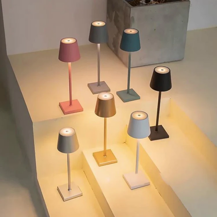 "Touch-sensitive LED-Tischlampe, kabellos, stilvolles Design, modernes Flair, in verschiedenen Farben verfügbar."