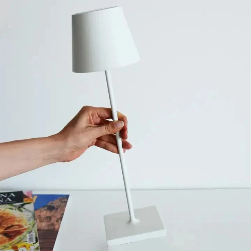 "Touch-sensitive LED-Tischlampe, kabellos, stilvolles Design, modernes Flair, in verschiedenen Farben verfügbar."