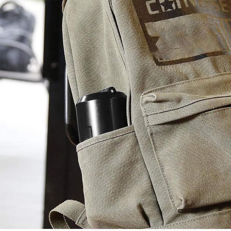 "Tragbarer schwarzer Mini-Klappstuhl für Outdoor, leicht, kompakt, eine Person montiert ihn freudig im Freien."