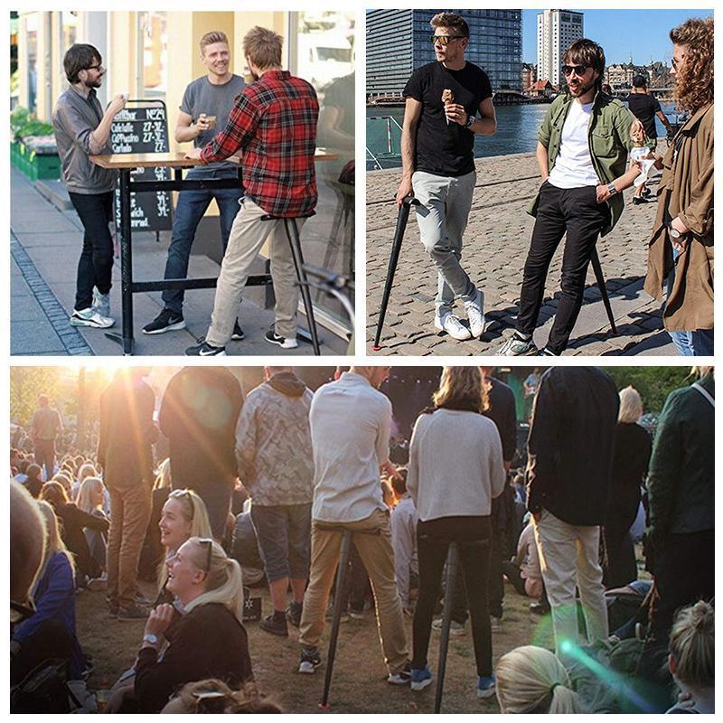 "Tragbarer schwarzer Mini-Klappstuhl für Outdoor, leicht, kompakt, eine Person montiert ihn freudig im Freien."