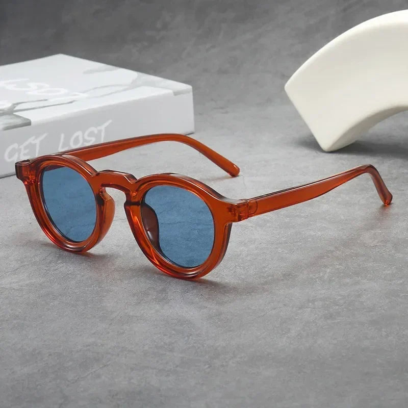 Unisex classic round sunglasses for versatile style. Tinted smoke amber lenses & a durable tortoise frame, essential eyewear.