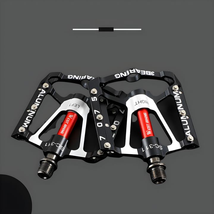 "Ultraleichte Fahrradpedale in Schwarz-Rot aus Aluminium, Vorderseite, mit maximalem Grip und rutschfesten Pins"