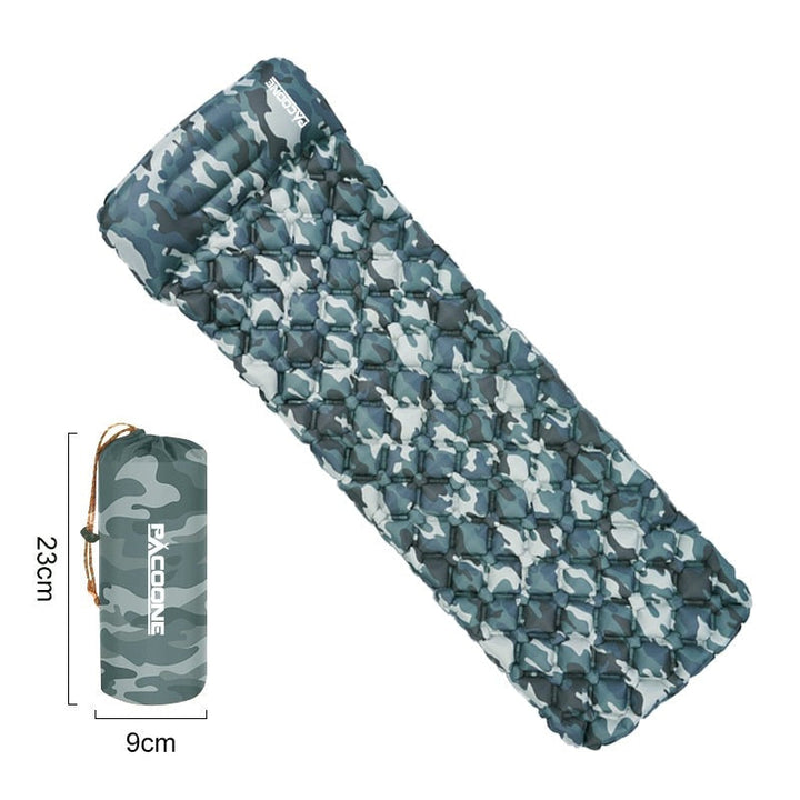 "Ultraleichte schwarze Isomatte mit integrierter Fußpumpe, wasserabweisend, ideal für Outdoor-Abenteuer, seitliche Ansicht."