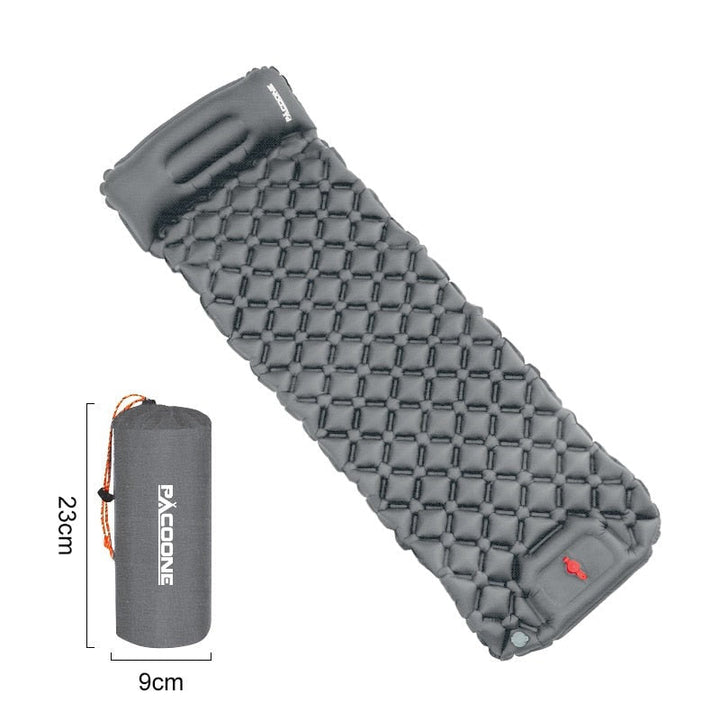 "Ultraleichte schwarze Isomatte mit integrierter Fußpumpe, wasserabweisend, ideal für Outdoor-Abenteuer, seitliche Ansicht."