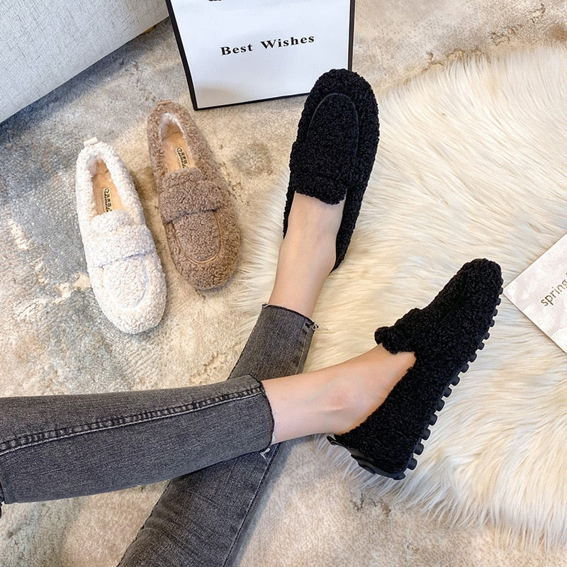 Cozy indoor footwear: unisex slippers designed for ultimate warmth & comfort during cold seasons.