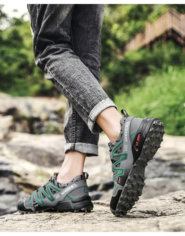 Unisex orthopädischer Lauf- und Wanderschuh, dunkelgrau, mit atmungsaktivem Obermaterial und rutschfester Sohle.