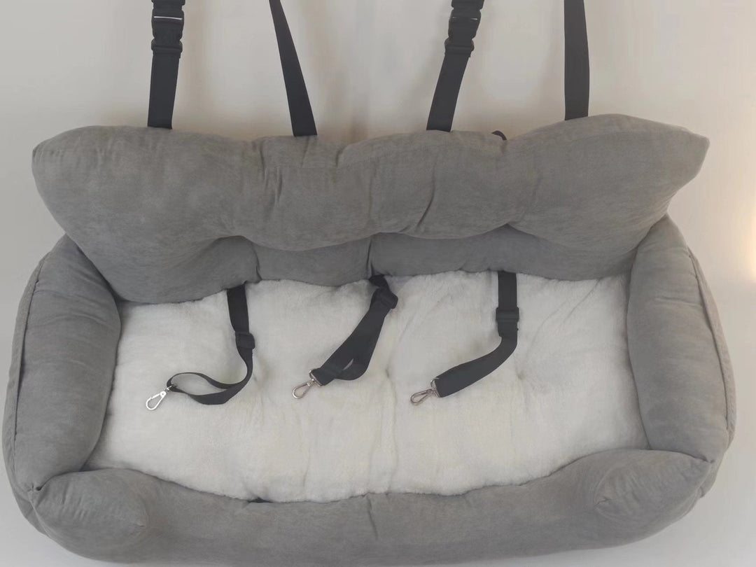 Washable pet bed in console booster seat for cars, gray, ensuring pet comfort & a clean vehicle.