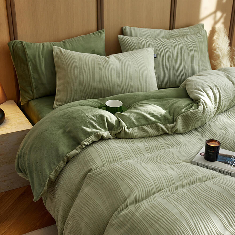 Unisex wavy line milk velvet bed sheet set, cozy and soft for bedroom decor.